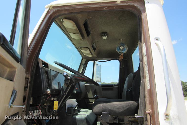 image for item DE0184 1993 International 8100 flatbed truck