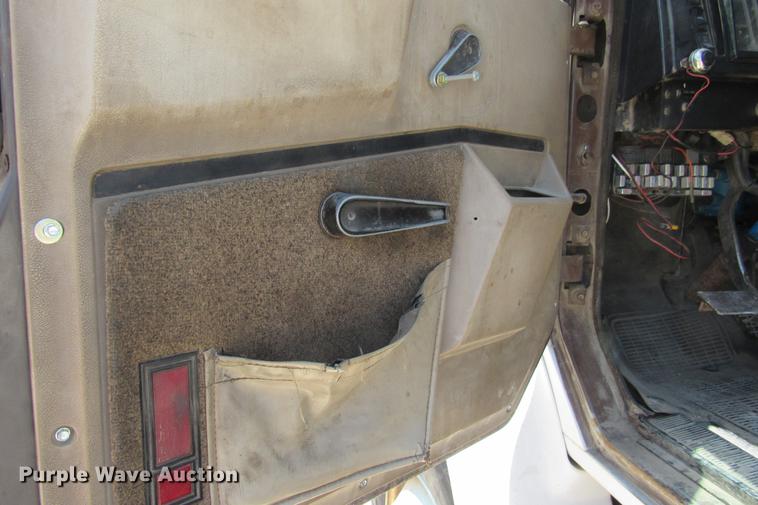 image for item DE0184 1993 International 8100 flatbed truck