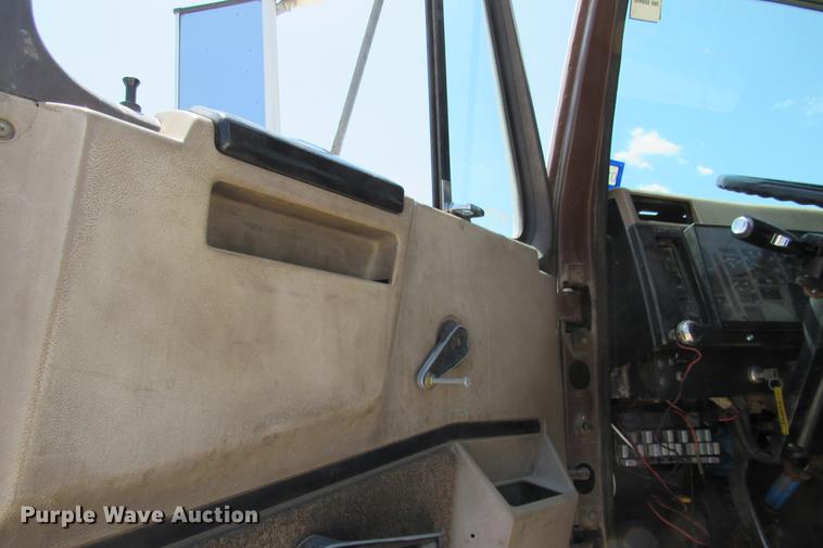 image for item DE0184 1993 International 8100 flatbed truck