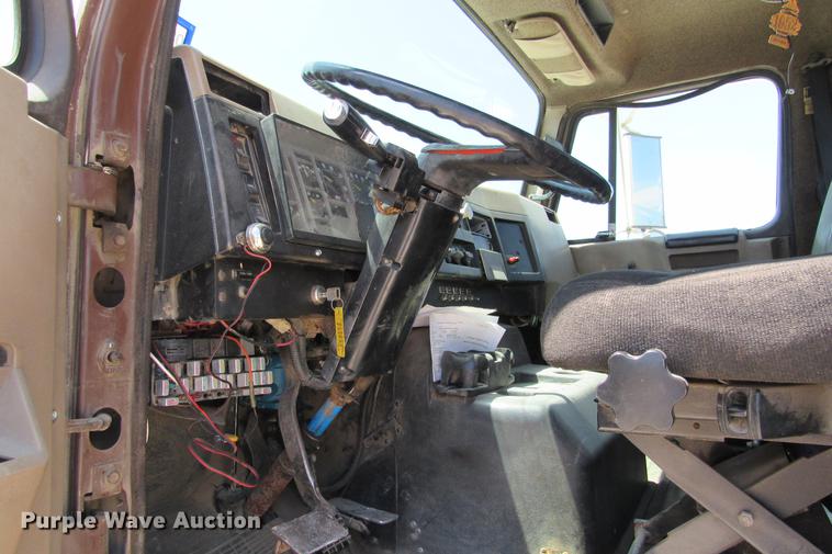 image for item DE0184 1993 International 8100 flatbed truck