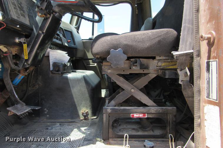 image for item DE0184 1993 International 8100 flatbed truck