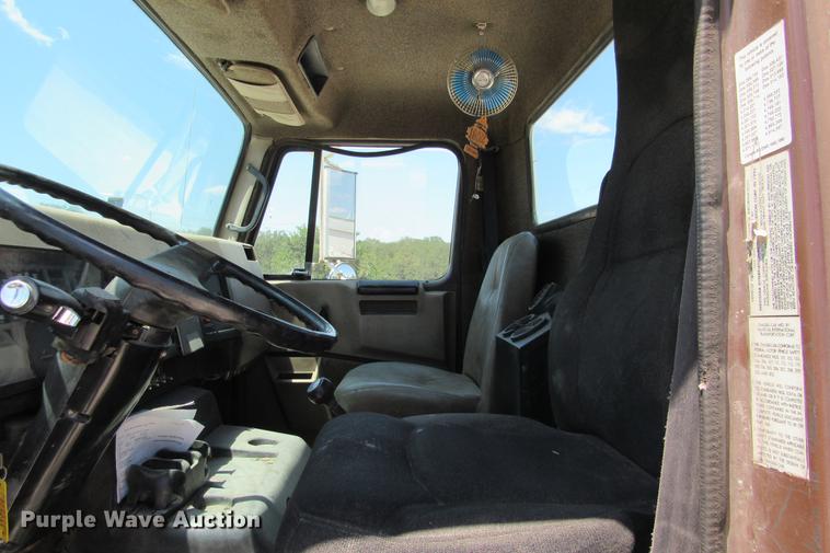 image for item DE0184 1993 International 8100 flatbed truck