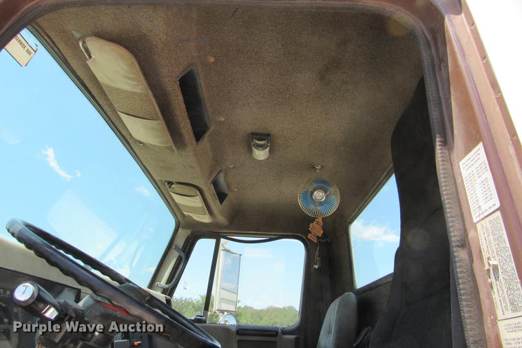 image for item DE0184 1993 International 8100 flatbed truck