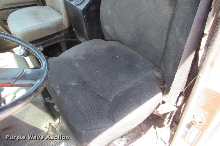 image for item DE0184 1993 International 8100 flatbed truck