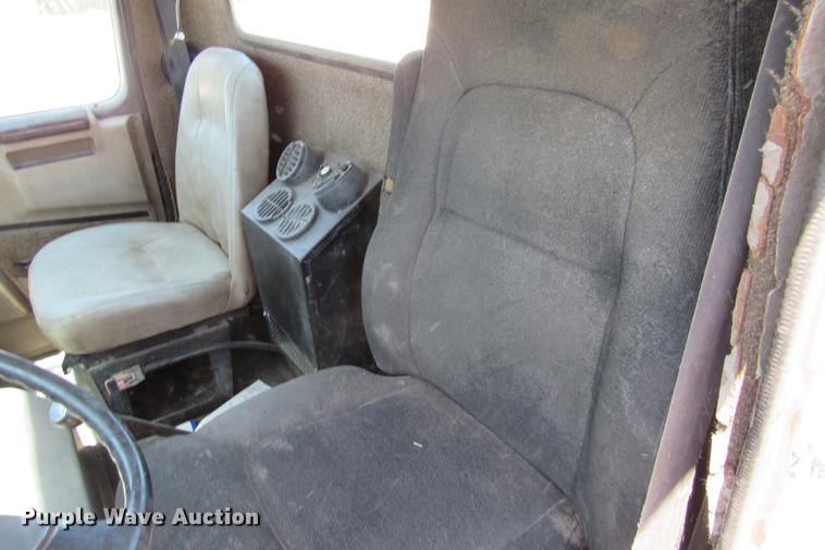 image for item DE0184 1993 International 8100 flatbed truck