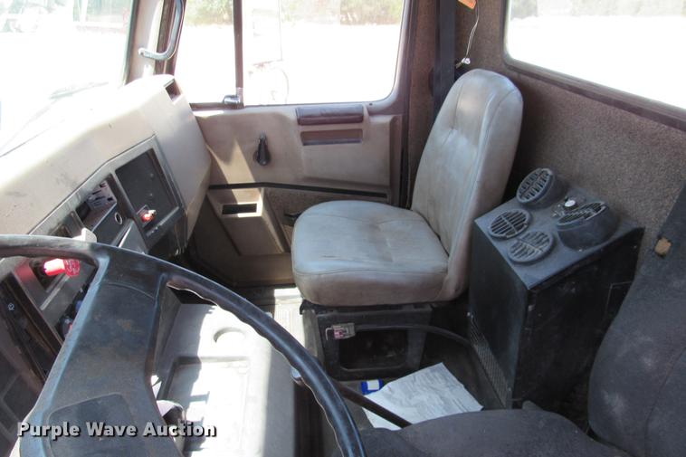 image for item DE0184 1993 International 8100 flatbed truck