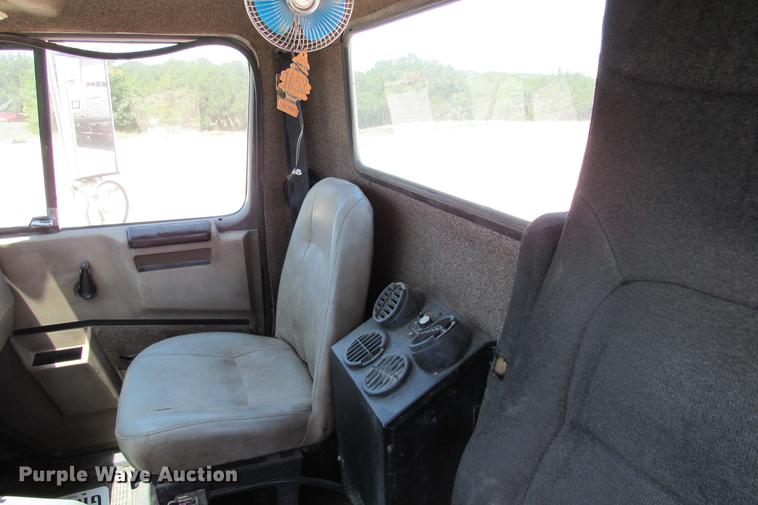 image for item DE0184 1993 International 8100 flatbed truck