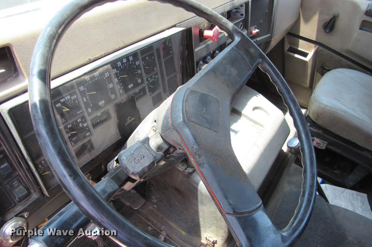 image for item DE0184 1993 International 8100 flatbed truck