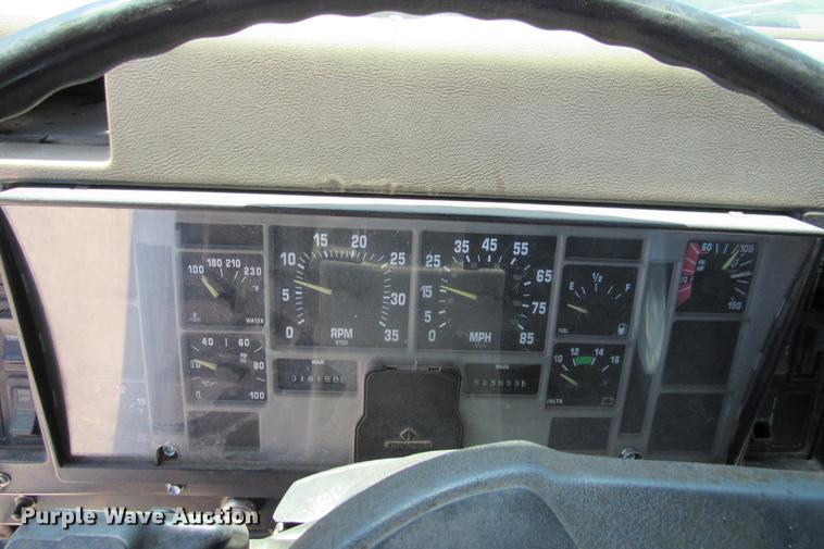 image for item DE0184 1993 International 8100 flatbed truck