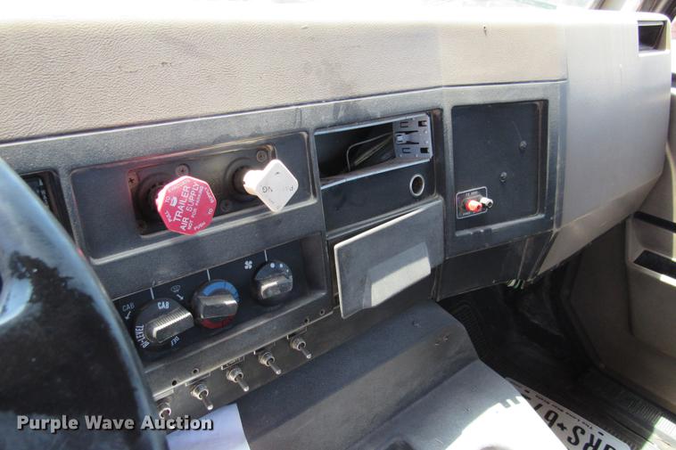 image for item DE0184 1993 International 8100 flatbed truck