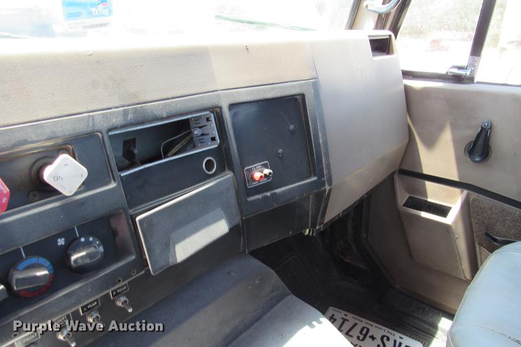 image for item DE0184 1993 International 8100 flatbed truck