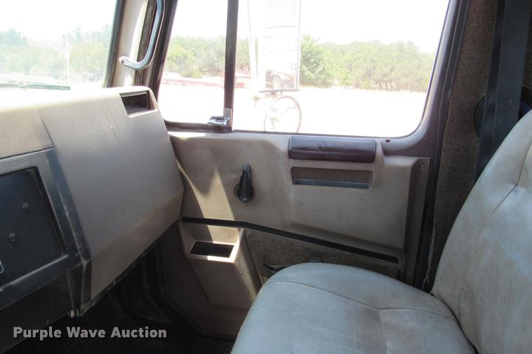 image for item DE0184 1993 International 8100 flatbed truck