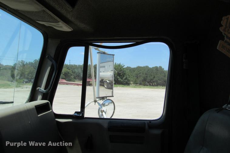 image for item DE0184 1993 International 8100 flatbed truck