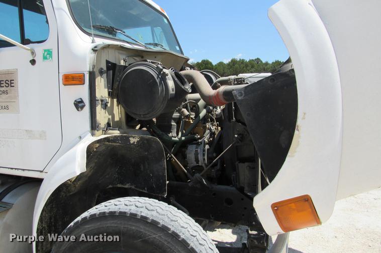 image for item DE0184 1993 International 8100 flatbed truck