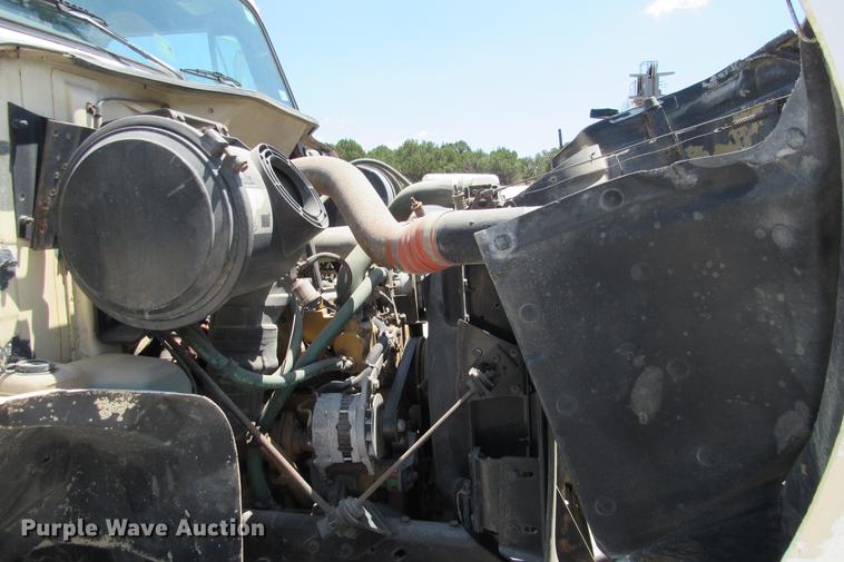 image for item DE0184 1993 International 8100 flatbed truck