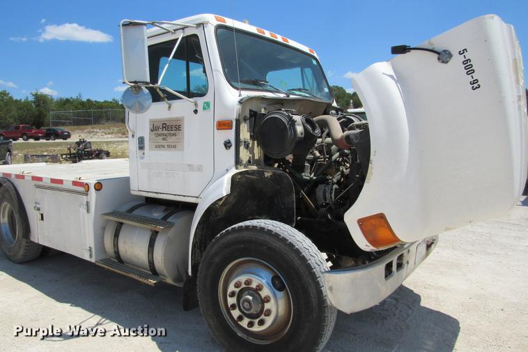 image for item DE0184 1993 International 8100 flatbed truck