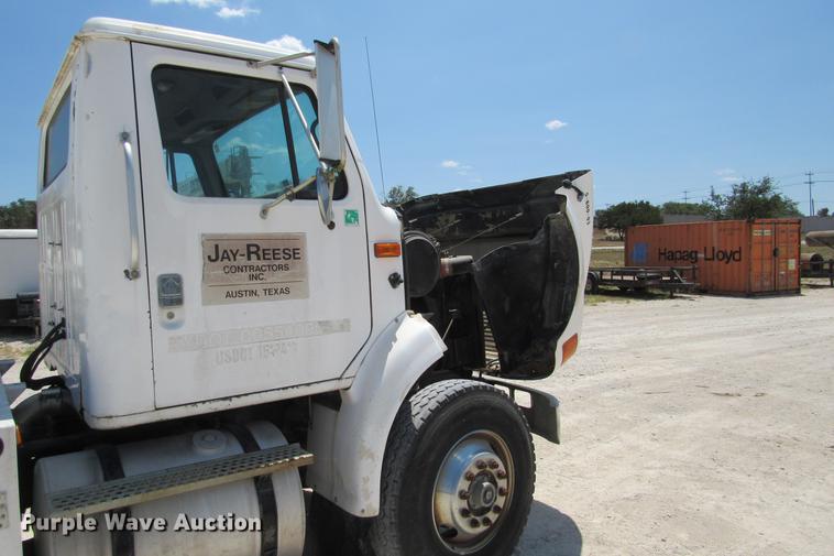 image for item DE0184 1993 International 8100 flatbed truck