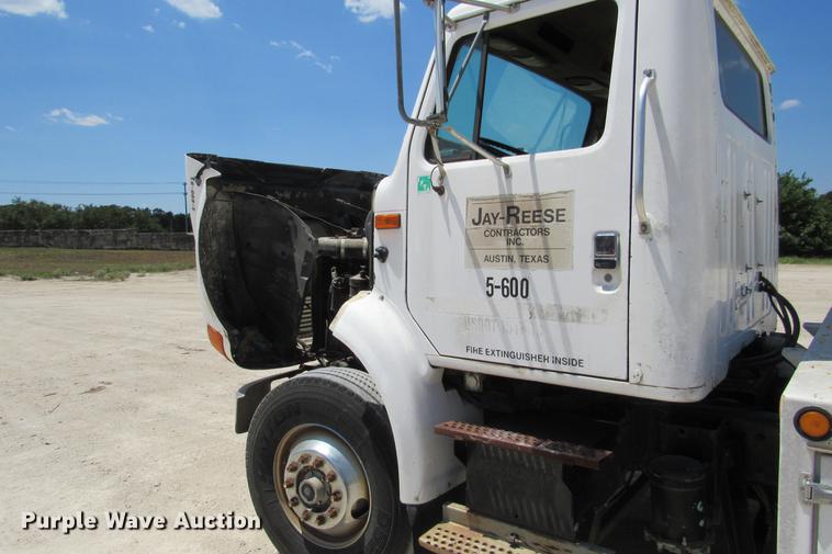 image for item DE0184 1993 International 8100 flatbed truck