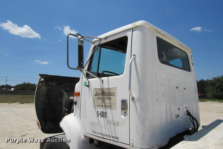 image for item DE0184 1993 International 8100 flatbed truck