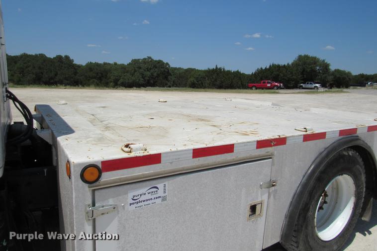 image for item DE0184 1993 International 8100 flatbed truck