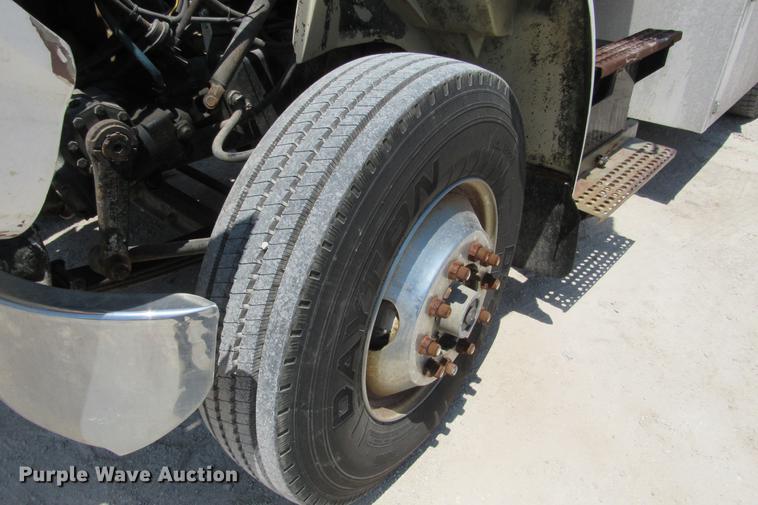 image for item DE0184 1993 International 8100 flatbed truck