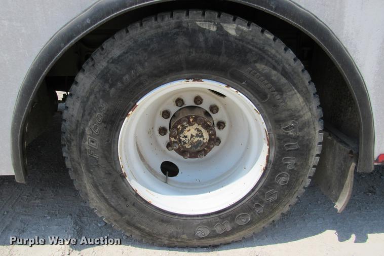 image for item DE0184 1993 International 8100 flatbed truck