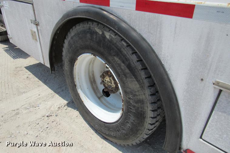 image for item DE0184 1993 International 8100 flatbed truck