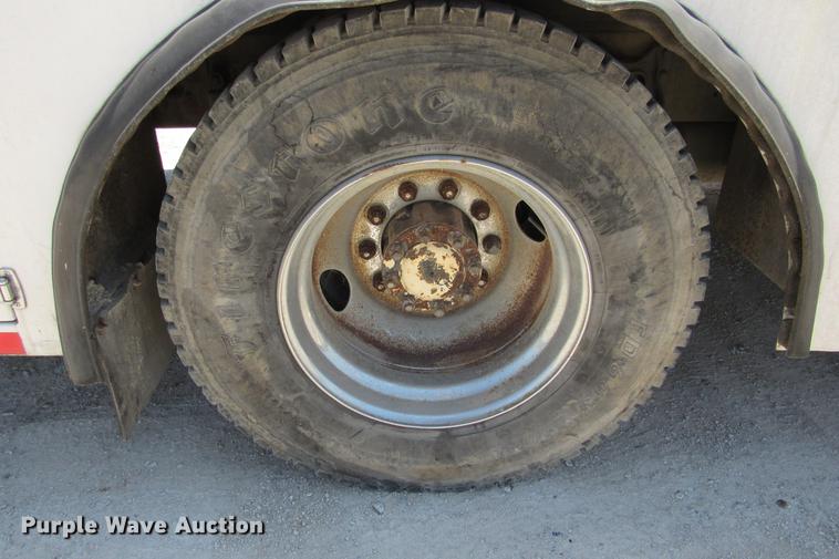 image for item DE0184 1993 International 8100 flatbed truck