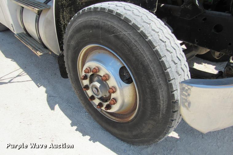 image for item DE0184 1993 International 8100 flatbed truck