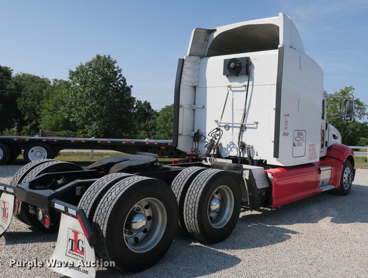 image for item DE3793 2012 Peterbilt 386 semi truck