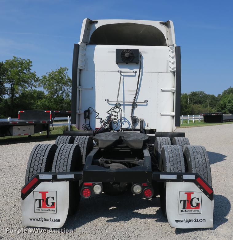 image for item DE3793 2012 Peterbilt 386 semi truck