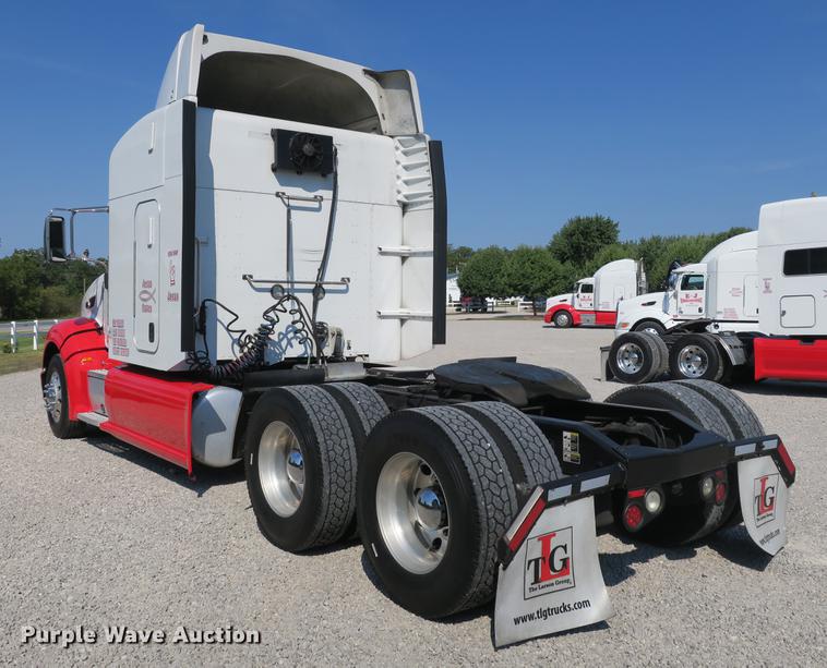 image for item DE3793 2012 Peterbilt 386 semi truck