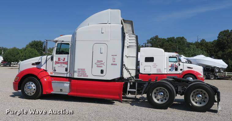 image for item DE3793 2012 Peterbilt 386 semi truck