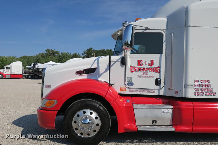 image for item DE3793 2012 Peterbilt 386 semi truck