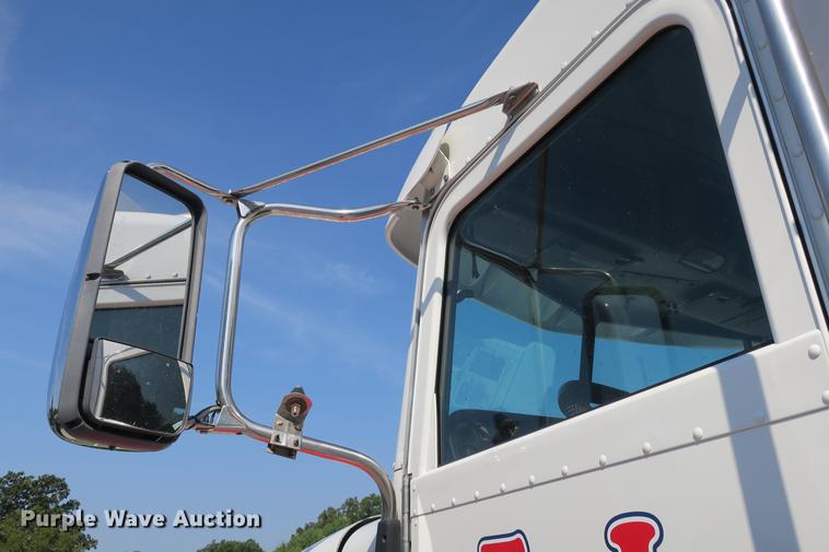 image for item DE3793 2012 Peterbilt 386 semi truck