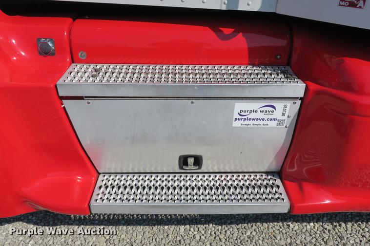 image for item DE3793 2012 Peterbilt 386 semi truck