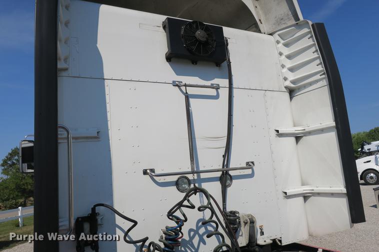 image for item DE3793 2012 Peterbilt 386 semi truck