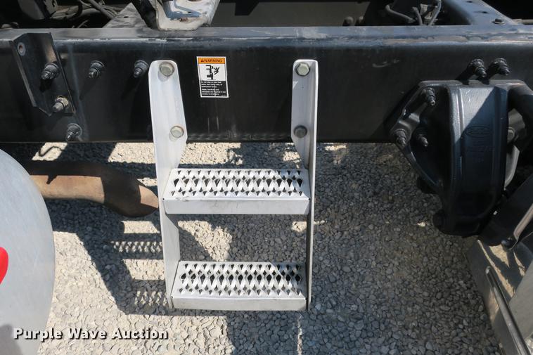 image for item DE3793 2012 Peterbilt 386 semi truck