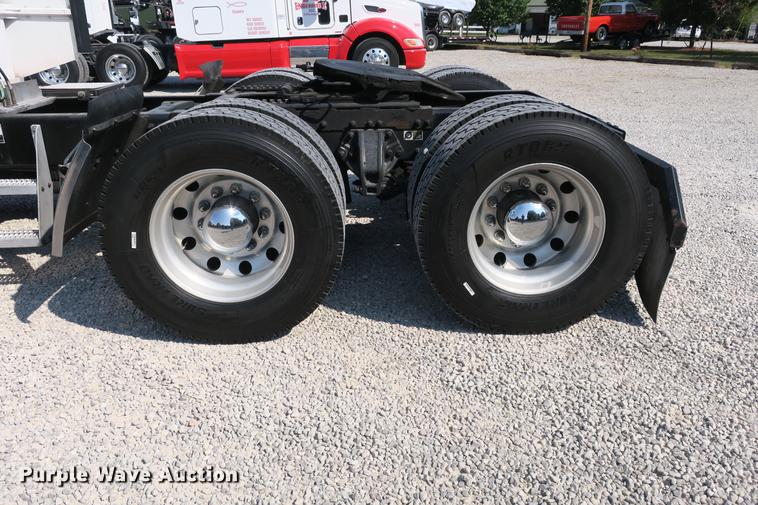 image for item DE3793 2012 Peterbilt 386 semi truck