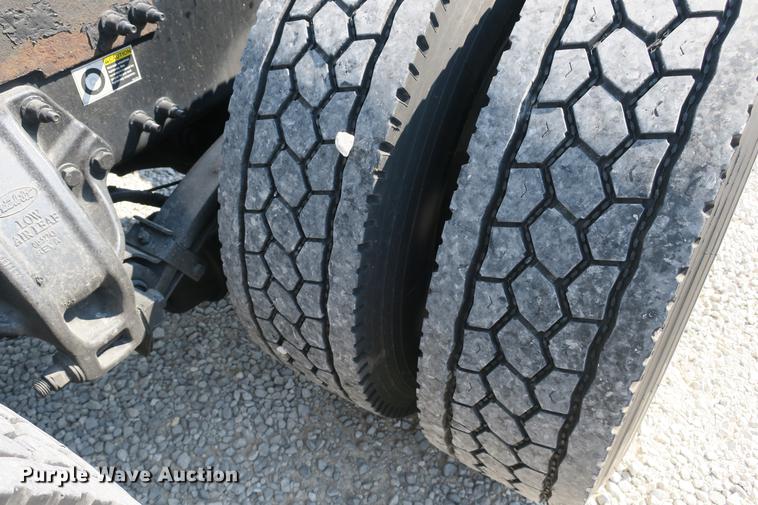 image for item DE3793 2012 Peterbilt 386 semi truck