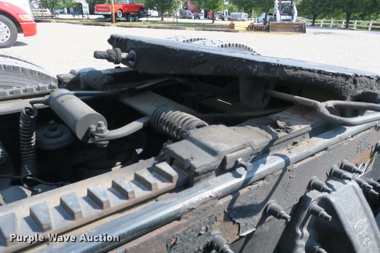 image for item DE3793 2012 Peterbilt 386 semi truck