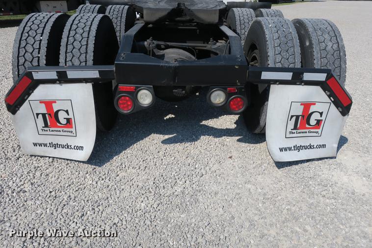 image for item DE3793 2012 Peterbilt 386 semi truck