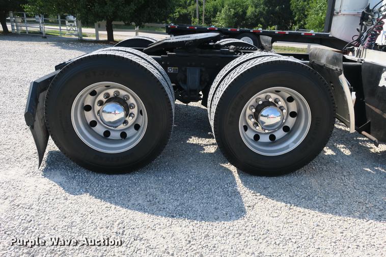 image for item DE3793 2012 Peterbilt 386 semi truck