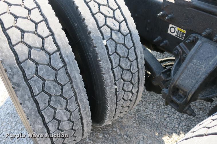 image for item DE3793 2012 Peterbilt 386 semi truck