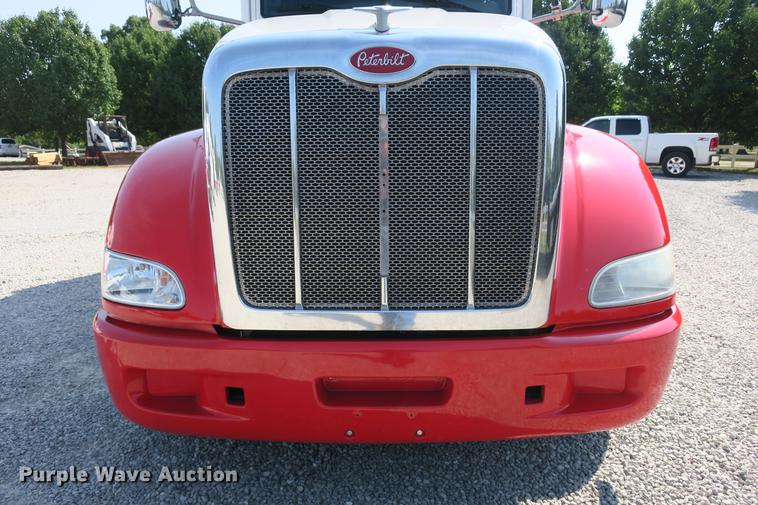 image for item DE3793 2012 Peterbilt 386 semi truck