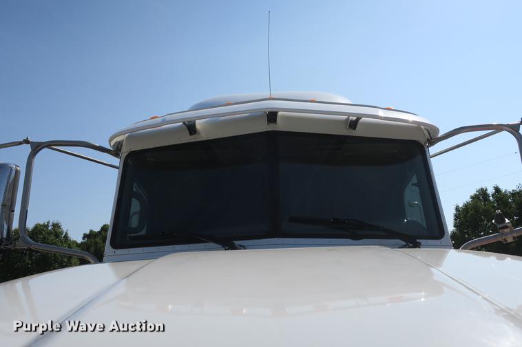 image for item DE3793 2012 Peterbilt 386 semi truck