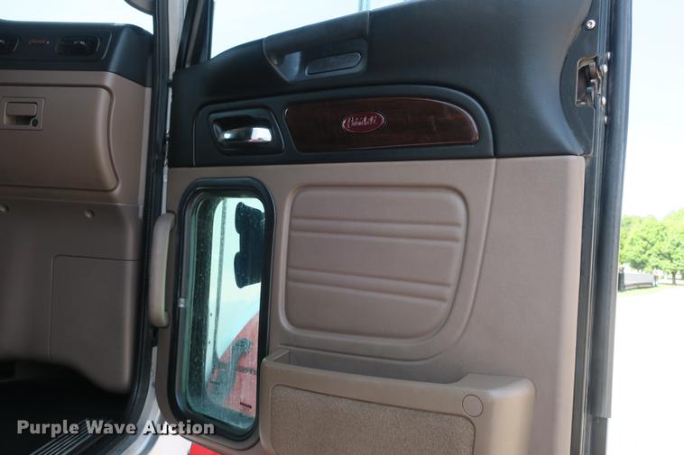 image for item DE3793 2012 Peterbilt 386 semi truck