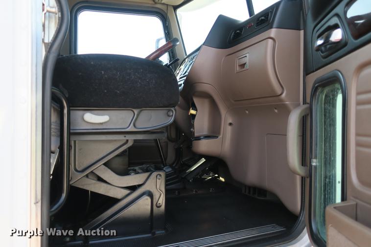 image for item DE3793 2012 Peterbilt 386 semi truck