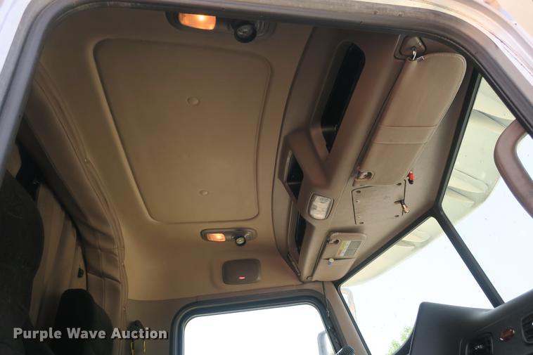 image for item DE3793 2012 Peterbilt 386 semi truck