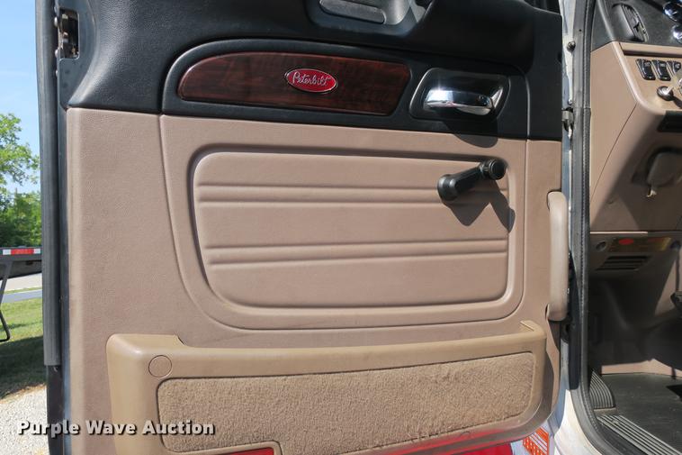 image for item DE3793 2012 Peterbilt 386 semi truck